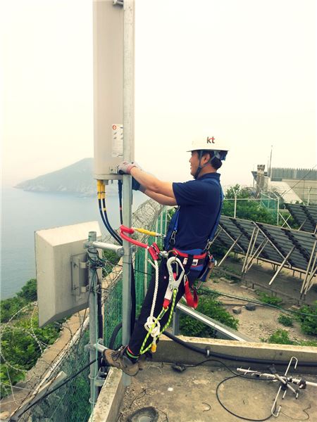 KT는 충청남도 태안반도 최서단에 위치한 격렬비열도에 광대역 LTE- A 장비 구축을 완료했다고 23일 밝혔다.  KT 직원이 격렬비열도에서 광대역 LTE-A 장비 설치를 하고 있다. 사진=KT 제공