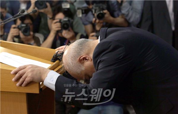 문창극 국무총리 후보자가 24일 오전 정부서울청사에서 긴급 기자회견을 마치고 고개를 숙이고 있다. 사진=김동민 기자 life@newsway.co.kr