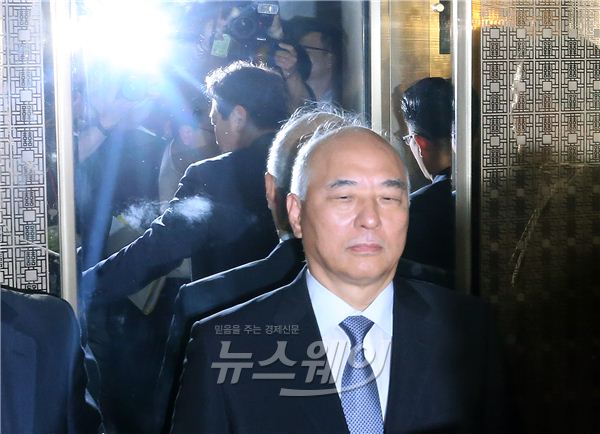 국무총리 후보직 사퇴를 밝힌 문창극 국무총리 후보자가 24일 오전 정부서울청사에서 엘리베이터를 타고 내려 가고있다. 사진=김동민 기자 life@newsway.co.kr