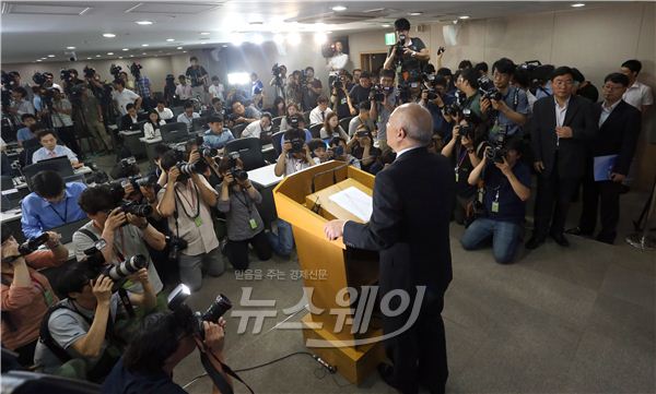 문창극 국무총리 후보자가 24일 오전 정부서울청사에서 긴급 기자회견을 열고 국무총리 후보직을 사퇴한다고 밝히고 있다. 사진=김동민 기자 life@newsway.co.kr