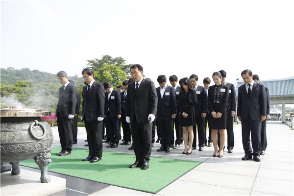 ㈜한화 방산부문 예비신입사원 및 임직원 30명이 24일 국립서울현충원을 방문, 참배하고 있다. 사진 = 한화 제공