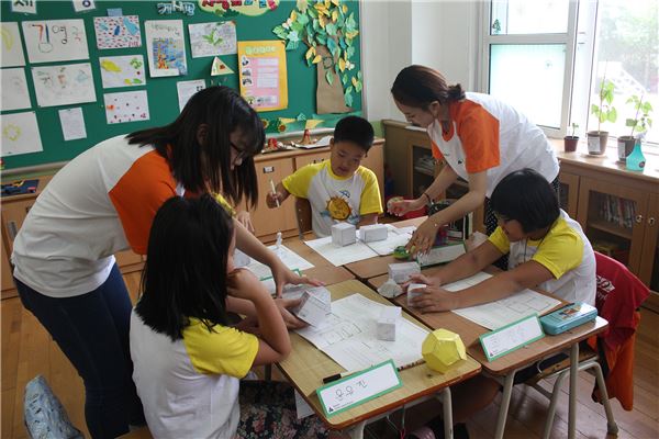 월학초 어린이들이 대학생 선생님과 수업을 하고 있다. 사진=한화금융네트워크 제공