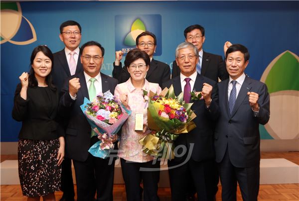 최연혜 코레일 사장(아랫줄 가운데)이 대한민국 창조경제 CEO대상 시상식을 마치고 기념사진을 촬영하고 있다. 사진=코레일 제공