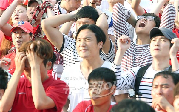 2014 브라질 월드컵 조별리그 H조 최종 3차전 대한민국-벨기에 경기를 시청하기 위해 서울 광화문 광장에 모인 시민들이 김승규가 골문을 허용하자 아쉬운 표정을 짓고 있다. 사진=김동민 기자 life@newsway.co.kr