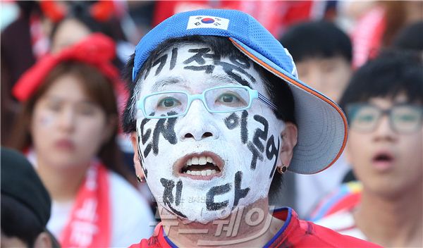 2014 브라질 월드컵 조별리그 H조 최종 3차전 대한민국-벨기에 경기를 시청하기 위해 서울 광화문 광장에 모인 시민들이 응원을 하고 있다. 사진=김동민 기자 life@newsway.co.kr