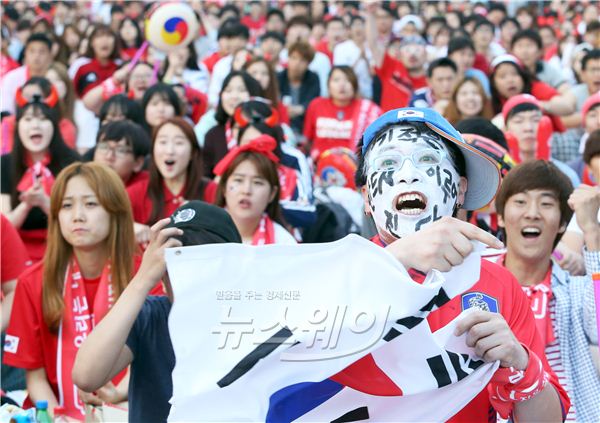 2014 브라질 월드컵 조별리그 H조 최종 3차전 대한민국-벨기에 경기를 시청하기 위해 서울 광화문 광장에 모인 시민들이 응원을 하고 있다. 사진=김동민 기자 life@newsway.co.kr