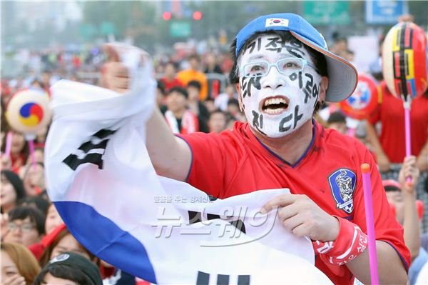 2014 브라질 월드컵 조별리그 H조 최종 3차전 대한민국-벨기에 경기를 시청하기 위해 서울 광화문 광장에 모인 시민들이 응원을 하고 있다. 사진=김동민 기자 life@newsway.co.kr