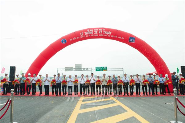 포스코건설은 지난 28일 베트남의 수도 하노이 노이바이에서 중국과의 접경지역인 라오까이를 연결하는 고속도로(Noi Bai~Lao Cai Highway) A3 구간 개통 기념식을 개최했다고 30일 밝혔다.