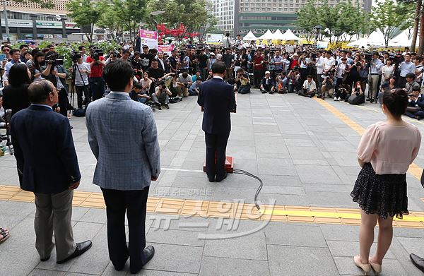 박원순 서울 시장이 1일 오전 서울 서울시청에서 열린 ‘서울시장 취임식’에서 시민시장 6명과 함께나와 취임사를 하고있다. 사진=이수길 기자 leo2004@newsway.co.kr