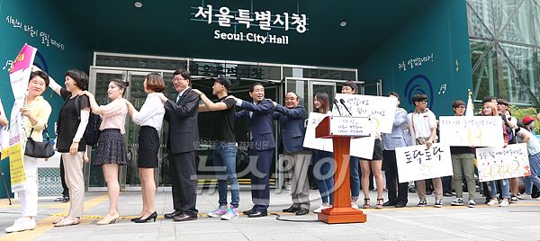 박원순 서울 시장이 1일 오전 서울 서울시청에서 열린 ‘서울시장 취임식’에서 시민과 함께하는 토닥토닷 퍼포먼스를 선보이고 있다. 사진=이수길 기자 leo2004@newsway.co.kr