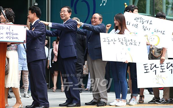 박원순 서울 시장이 1일 오전 서울 서울시청에서 열린 ‘서울시장 취임식’에서 시민과 함께 토닥토닥 퍼포먼스를 선보이고 있다. 사진=이수길 기자 leo2004@newsway.co.kr