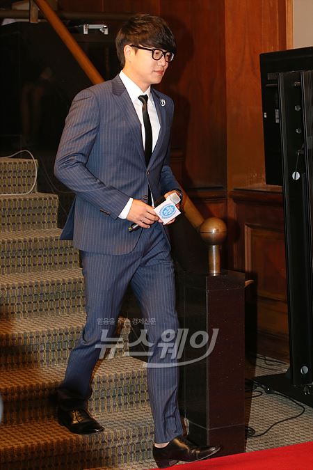 가수 성시경이 1일 오후 서울 순화동 호암 아트홀에서 열린 JTBC 예능 ‘비정상 회담’ 제작 발표회에 참석해 무대로 입장하고 있다. 사진=이수길 기자 leo2004@newsway.co.kr