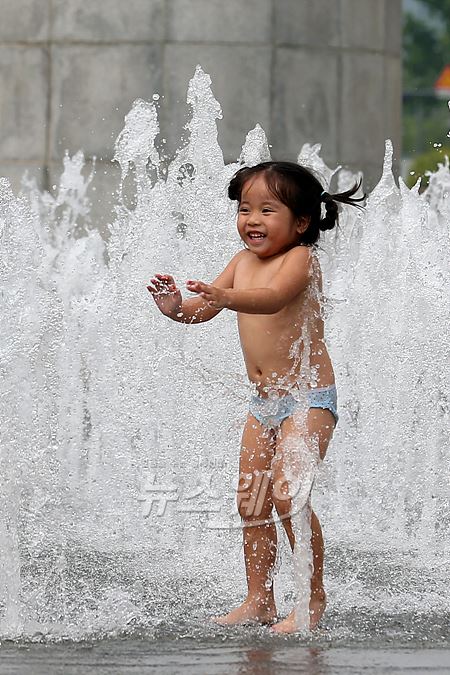 1일 오후 서울 광화문 광장분수에서 외국인 관광객 어린이가 물놀이를 즐기고 있다. 사진=이수길 기자 leo2004@newsway.co.kr사진=이수길 기자 leo2004@newsway.co.kr