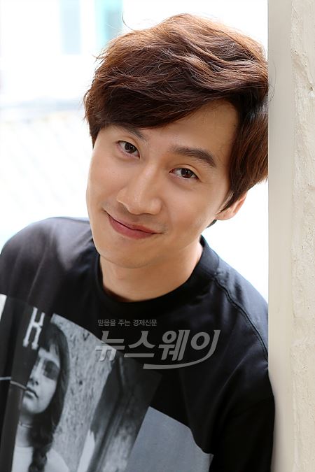 10일 개봉하는 영화 ‘좋은 친구들(감독 이도윤)’에서 민수 역을 맡은 배우 이광수가 지난 2일 오전 서울 삼청동의 한 카페에서 뉴스웨이 인터뷰에 앞서 포즈를 취하고 있다. 사진=이수길 기자 leo2004@newsway.co.kr
