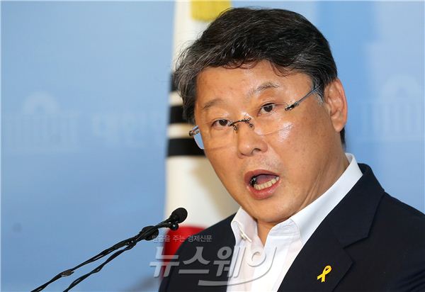 세월호 국정조사특위 새누리당 간사인 조원진 새누리당 의원은 4일 오후 국회 정론관에서 기자회견을 열고 ‘자신이 세월호 피해자 유가족들에게 삿대질과 반말을 했다’는 s내용의 기사는 왜곡 및 미확인 보도라고 밝혔다. 사진=김동민 기자 life@newsway.co.kr