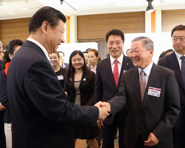 4일 오후 LG전시관을 찾은 시진핑 주석과 구본무 LG회장(사진 오른쪽)이 악수하고 있다. 사진=LG그룹 제공