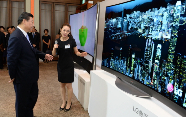 시진핑 주석이 4일 오후 LG전시관을 찾아 77형 울트라HD 곡면 올레드TV를 가까이 다가가 관심 있게 살펴보고 있다. 사진=LG그룹 제공