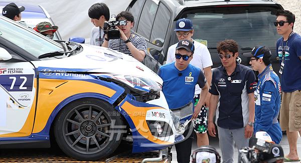 MBC ‘무한도전’ 유재석, 박명수가 6일 오전 인천 연수구 송도동 국제업무지구역 일대 특설 경기장에서 열린 ‘코리아스피드페스티벌(KSF)’에서 유재석의 사고 차량을 보고 있다.  사진=이수길 기자 leo2004@newsway.co.kr