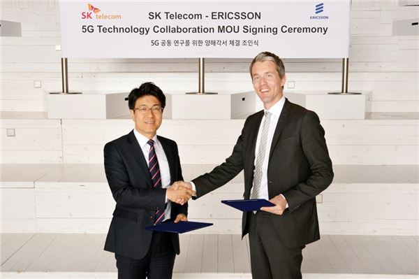 SK텔레콤은 세계적인 통신 기술·서비스 기업인 에릭슨과 스웨덴 스톡홀롬 소재 에릭슨 본사에서 6일(현지시간) 5G 관련 기술의 공동 연구를 위한 상호 양해각서(MOU)를 체결했다고 7일 밝혔다. 사진=SK텔레콤 제공
