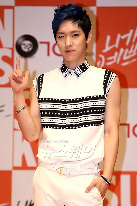 그룹 백퍼센트 종환이 7일 오전 서울 중구 광화문 KT올레 스퀘어에서 열린 쇼케이스에서 포토 타임을 갖고있다. 사진=이수길 기자 leo2004@newsway.co.kr