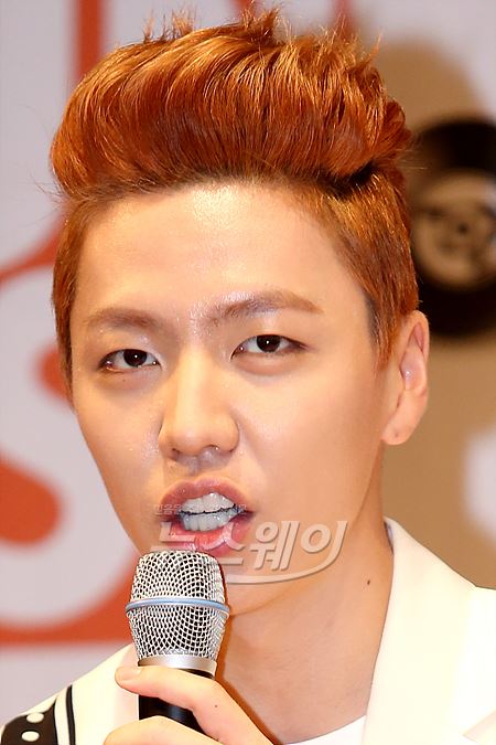 그룹 백퍼센트 찬용이 7일 오전 서울 중구 광화문 KT올레 스퀘어에서 열린 쇼케이스에서 취재진의 질문에 답하고 있다. 사진=이수길 기자 leo2004@newsway.co.kr