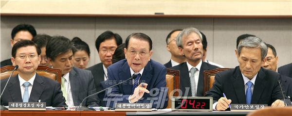 김기춘 대통령 비서실장은 7일 국회 오후 국회 운영위원회에서 열린 대통령비서실 업무보고에 출석했다. 운영위원회에 참석한 김기춘 대통령 비서실장(가운데)가 의원 질의에 답변하고 있다. (오른쪽)김관진 국가안보실장, (왼쪽)박종준 대통령 경호실 차장 등이 참석했다. 사진=김동민 기자 life@newsway.co.kr