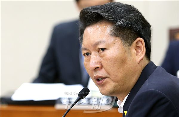 정종섭 안전행정부 장관 후보자의 인사청문회가 8일 오후 서울 여의도 국회에서 열렸다. 정창래 안행위 야당 간사가 불성실한 청문회 태도를 보인 정 후보자를 질책하고 있다. 사진=김동민 기자 life@newsway.co.kr