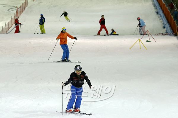 8일 오후 경기 부천의 한 실내 스키장에서 시민들이 스키와 스노우보드를 즐기고 있다. 사진=이수길 기자 leo2004@newsway.co.kr