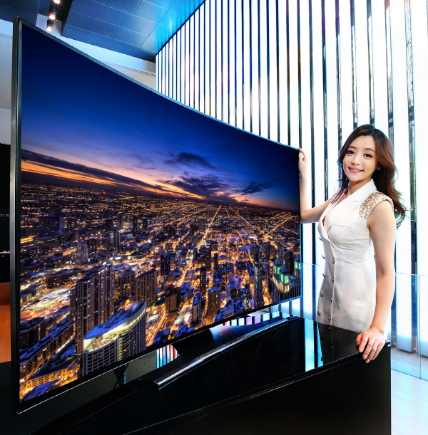 삼성전자가 커브드 UHD TV의 대중화를 선도할 보급형 커브드 UHD TV HU7200을 출시하고 예약판매를 시작했다. 사진=삼성전자 제공