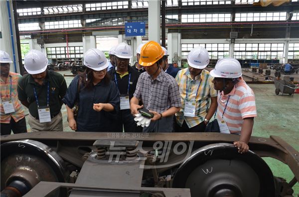 스리랑카 철도차량 엔지니어들이 코레일 대전철도차량정비단을 방문하여 철도차량의 운영 및 유지보수에 대한 교육을 받고 있다. 사진=코레일 제공