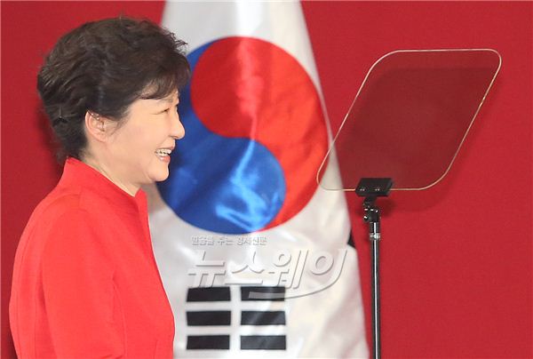 새누리당의 차기 지도부를 선출하는 새누리당 제3차 전당대회가 14일 오후 서울 잠실실내체육관에서 열렸다. 박근혜 대통령이 축사를 위해 무대에 이동하고 있다. 사진=김동민 기자 life@newsway.co.kr