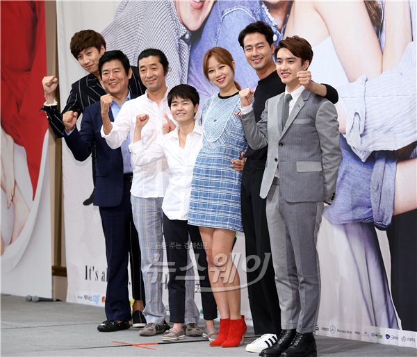 SBS TV 드라마 ‘괜찮아 사랑이야(연출 김규태, 극본 노희경)’ 제작발표회가 15일 오후 서울 논현동 임피리얼 팰리스호텔 셀레나홀에서 열렸다. ‘괜찮아 사랑이야’에 출연하는 (왼쪽부터) 배우 이광수, 성동일, 김규태 PD, 노희경 작가, 배우 공효진, 조인성, 도경수(디오)가 포즈를 취하고 있다. 사진=김동민 기자 life@newsway.co.kr
