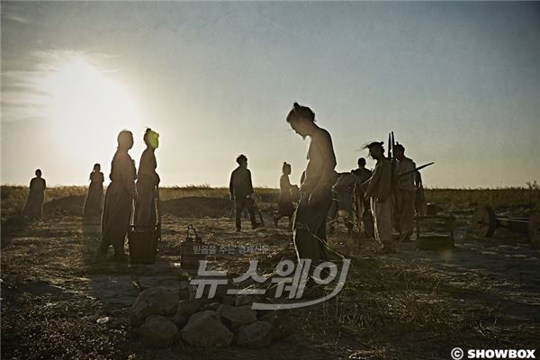  ‘군도: 민란의 시대’, 어느 것도 버릴 게 없다 기사의 사진