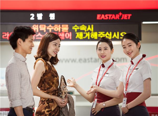 이스타항공은 오는 7월 말까지 항공기 내에서 근무하는 객실승무원들을 대상으로 김포공항과 인천공항의 항공편을 이용하는 고객들을 맞이하는 항공 운송 제공 프로그램을 체험하고 있다. 사진=이스타항공 제공