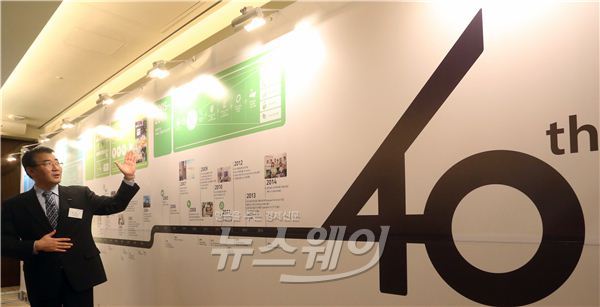한국후지제록스(대표이사 사장: 우에노 야스아키) 창립 40주년 기념 기자간담회가 17일 서울 소공로 웨스틴 조선호텔에서 열렸다. 김용석 한국후지제록스 전략마케팅실장이 한국후지제록스의 지난 40년에 대해서 설명하고 있다. 사진=김동민 기자 life@newsway.co.kr