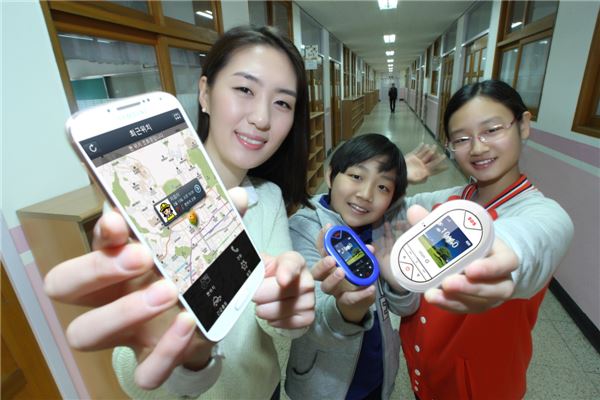 SK텔레콤, KT 등 국내 이동통신사들은 사물인터넷(IoT)기술 기반의 어린이, 학생 등 안전 지킴이 서비스인 ‘U-안심 알리미 서비스’를 17일 출시했다고 밝혔다. 사진=KT 제공