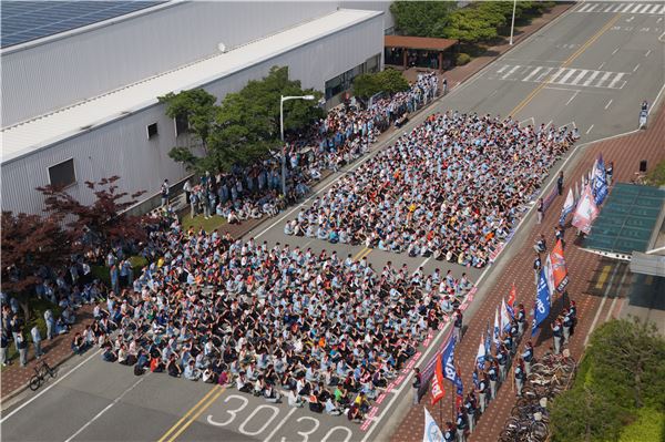 르노삼성자동차 노동조합원들이 지난 14일 부산공장 본관 앞에서 파업 출정식을 벌이고 있다. 사진=르노삼성자동차 노동조합 제공