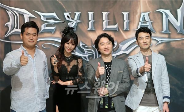 18일 오전 서울 청담 CGV에서 열린 게임 ‘데빌리언’ 기자간담회가 열렸다. 정우진 NHN엔터테이먼트 대표이사, 채보미, 박원희 지노게임즈 대표이사, 김창한PD가‘데빌리언’ 기자간담회에 참석해 포토타임을 갖고있다. 사진=이수길 기자 leo2004@newsway.co.kr