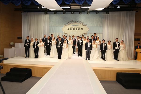 우리다문화장학재단(이사장 이순우)은 지난 19일 오전 서울 중구 소공로 소재 우리금융지주 본사 4층 대강당에서 다문화가족 합동결혼식 ‘2014 우리웨딩데이’를 개최했다고 20일 밝혔다. 사진=우리금융 제공