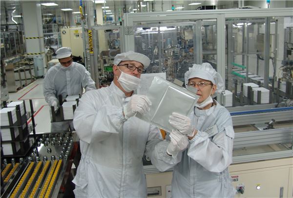LG화학 홀랜드 공장 직원들이 전기차용 배터리 셀을 점검하는 모습.
