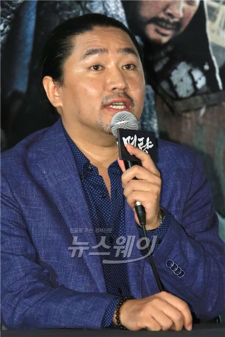 김한민 감독이 21일 오후 서울 행당동 왕십리 CGV에서 열린 영화 ‘명량’언론 시사회에 참석해 영화 촬영중 에피소드를 이야기 하고 있다. 사진=이수길 기자 leo2004@newsway.co.kr
