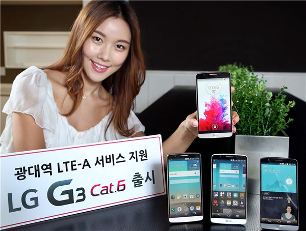 LG전자가 25일 광대역 LTE-A 서비스를 지원하는 'LG G3 Cat.6'를 국내 이통 3사를 통해 출시한다. 여의도 LG 트윈타워에서 모델이 'LG G3 Cat.6'를 들고 포즈를 취하고 있다. 사진 = LG전자