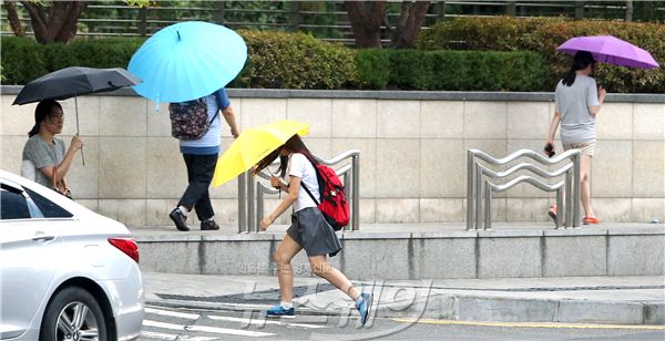 소나기가 내린 22일 오후 서울 마포구 공덕동 주변을 지나가는 시민들이 우산을 착용해 걷고 있다. 사진=김동민 기자 life@newsway.co.kr