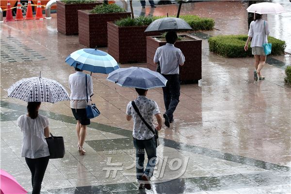 장마가 시작된 23일 오전 서울 용산구 용산역광장 주변을 지나는 출근길 시민들이 우산을 착용해 걷고 있다. 사진=이수길 기자 leo2004@newsway.co.kr