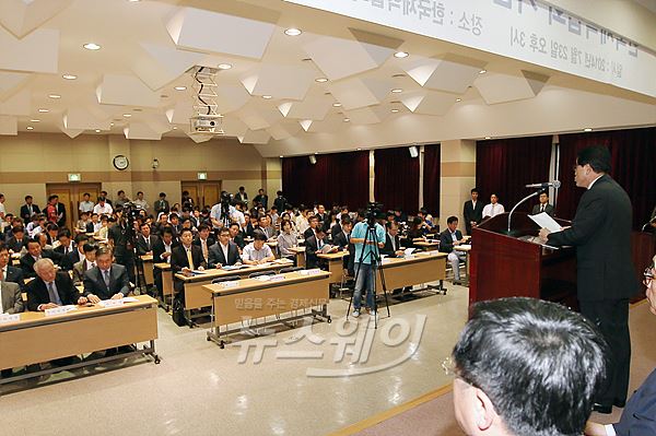 이경호 제약협회장이 23일 오후 서울 서초구 방배동 한국 제약협회강당에서 열린 ‘한국제약협회 기업윤리헌장 선포식’에서 하고 있다. 사진=이수길 기자 leo2004@newsway.co.kr