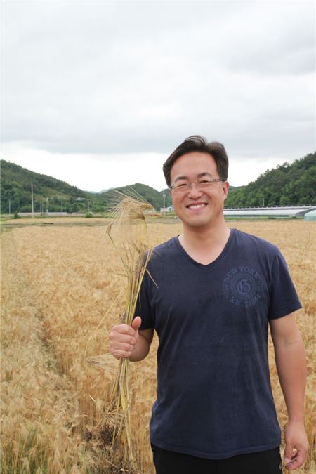 앉은뱅이 밀을 생산하는 조영호 농부님. 사진=cj푸드빌 제공