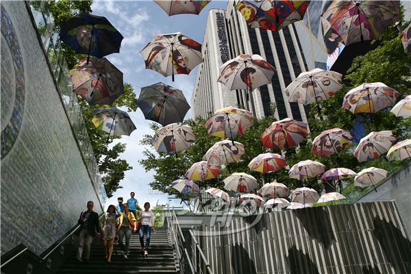 장맛비가 일시적인 소강상태를 보이고있는 25일 오후 서울 시청 시민청 앞 우산조형물 뒤로 맑은 하늘이 보이고있다. 사진=이수길 기자 leo2004@newsway.co.kr