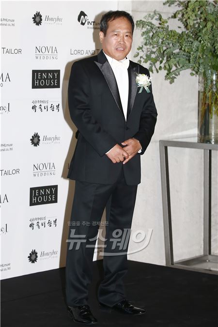박지성의 아버지가 27일 오후  서울 광진구 광장동 쉐라톤 그랜드 워커힐 호텔에서 진행되는 축구 선수 박지성과 전 SBS 아나운서 김민지 결혼식에 참석해 포토타임을 마치고 소감을 전하고 있다. 사진=이수길 기자 leo2004@newsway.co.kr