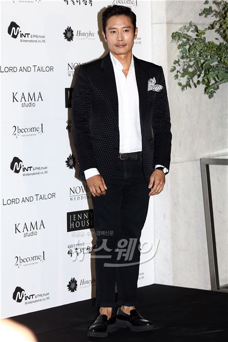 이병헌이 27일 오후  서울 광진구 광장동 쉐라톤 그랜드 워커힐 호텔에서 진행되는 축구 선수 박지성과 전 SBS 아나운서 김민지 결혼식에 참석해 포토타임을 갖고 있다. 사진=이수길 기자 leo2004@newsway.co.kr