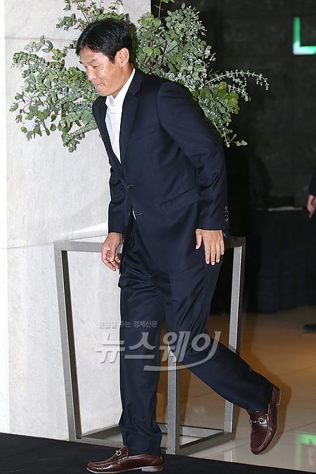 최용수 감독이 27일 오후 서울 광진구 광장동 쉐라톤 그랜드 워커힐 호텔에서 진행되는 축구 선수 박지성과 전 SBS 아나운서 김민지 결혼식에 참석해 포토타임을 갖고 있다. 사진=이수길 기자 leo2004@newsway.co.kr